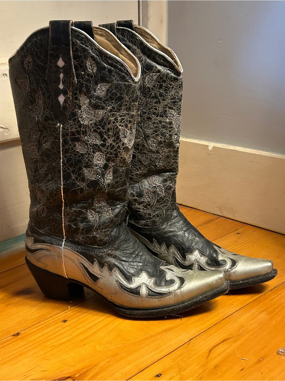 Corral snip toe Western Boots in Black and Silver metallic